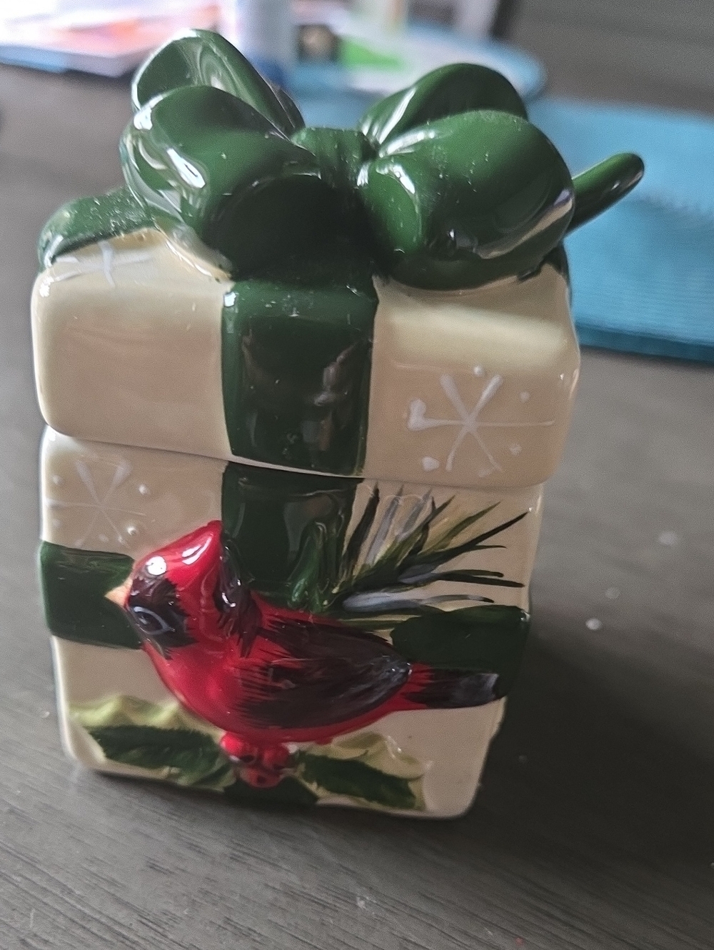 NWT Yankee Candle Red Cardinal Ceramic Gift Box with Green Bow